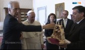 Papst Franziskus receives Mueller arch from Stanislaw Tillich 2